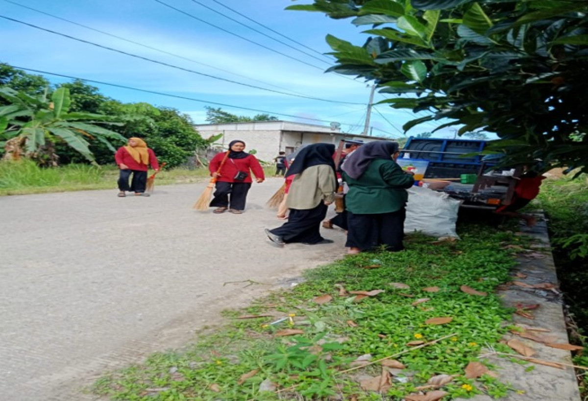 Pembersihan rumput pinggir jalan Jl. Hasni