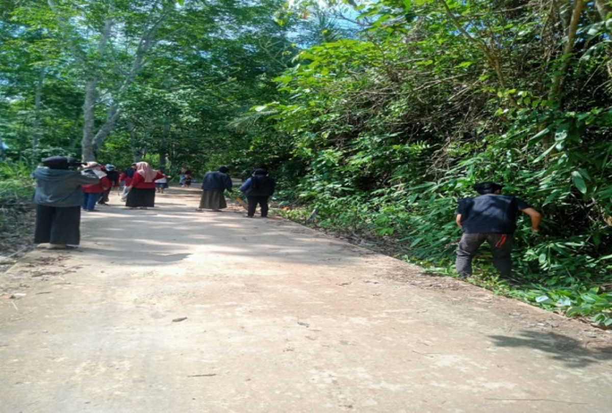 Pembersihan rumput pinggir jalan pesantren