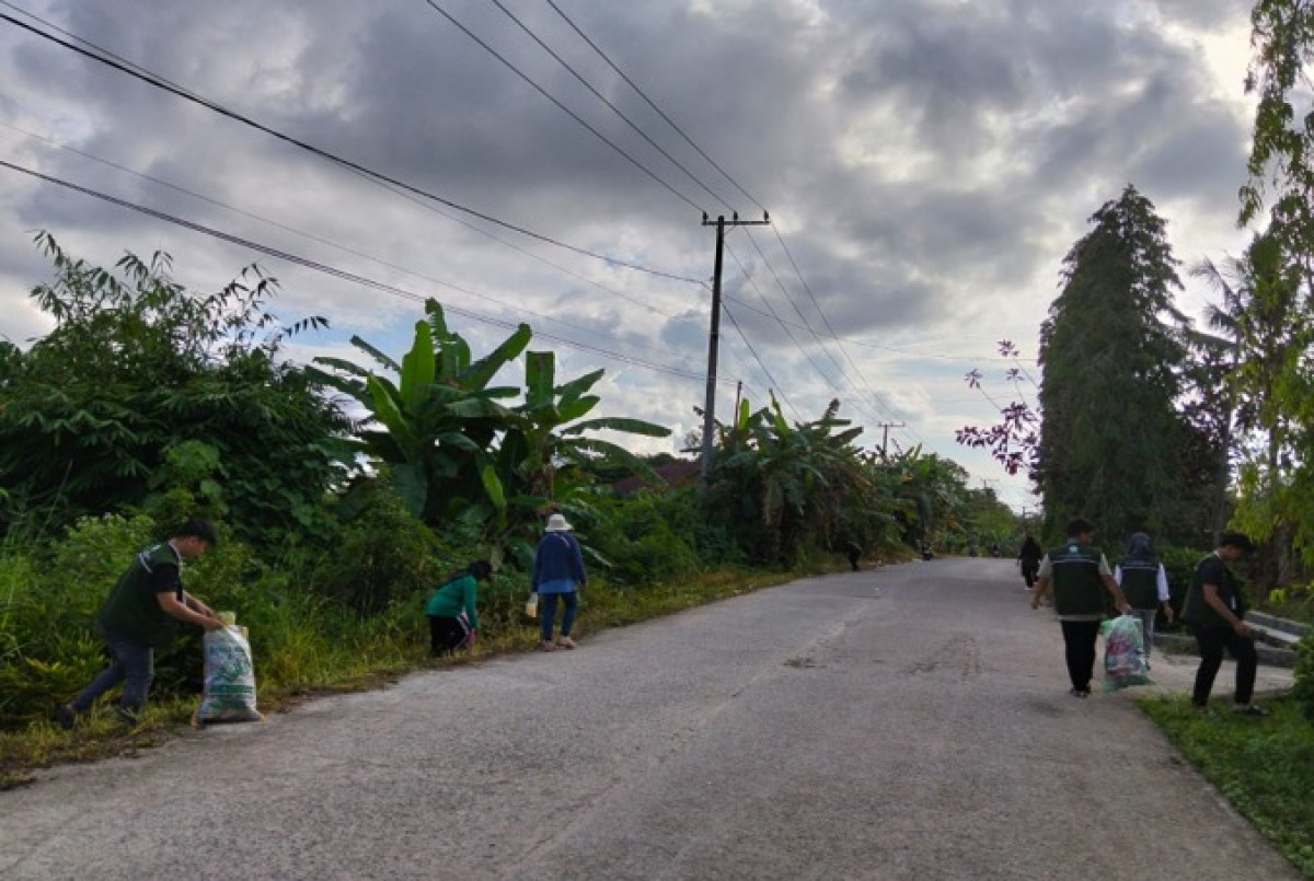 Pembersihan rumput pinggir jalan Al Hasnie