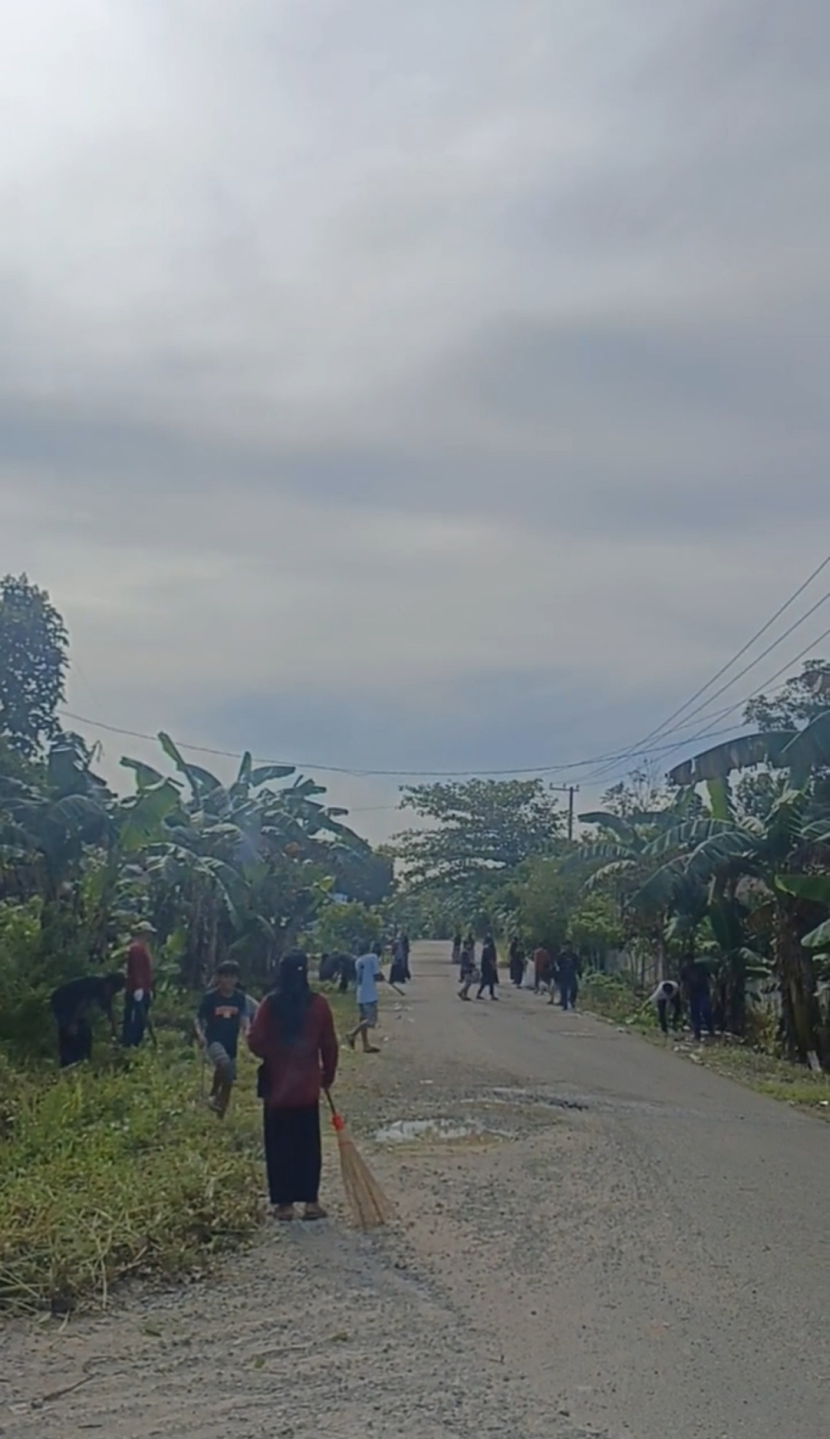 Jalan poros RT 06