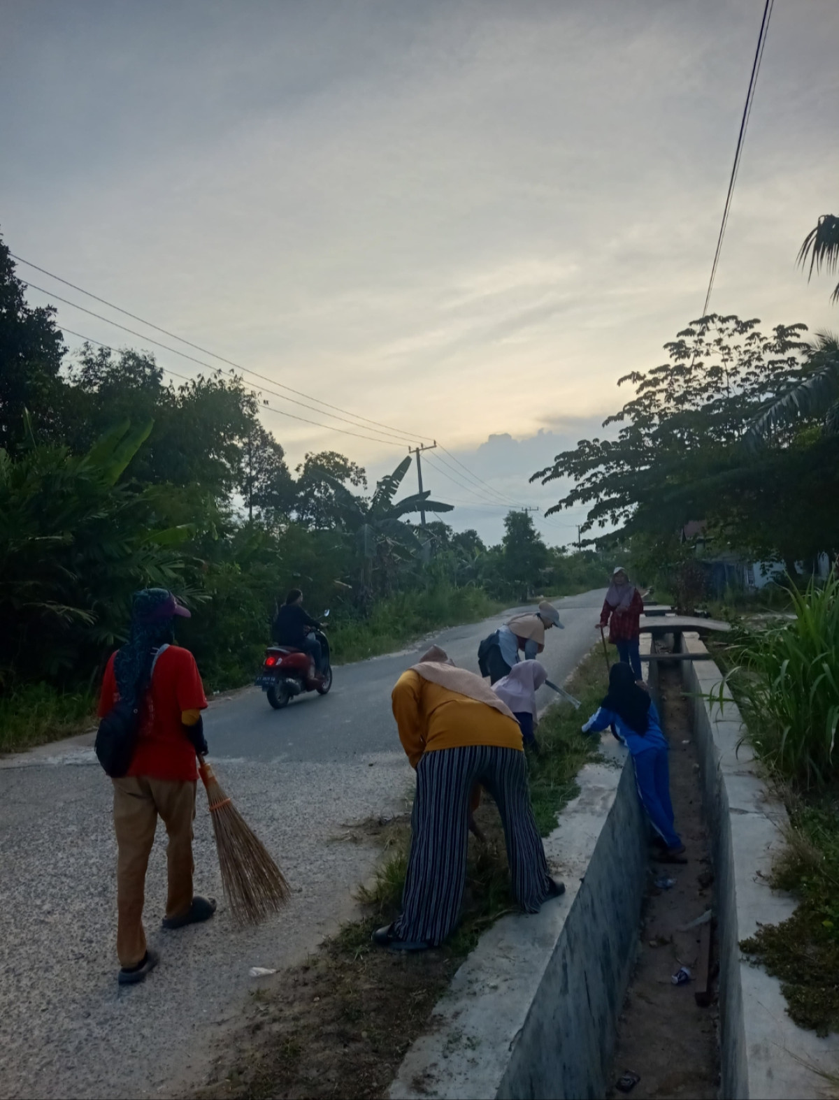 Gotong royong jalan poros RT 6