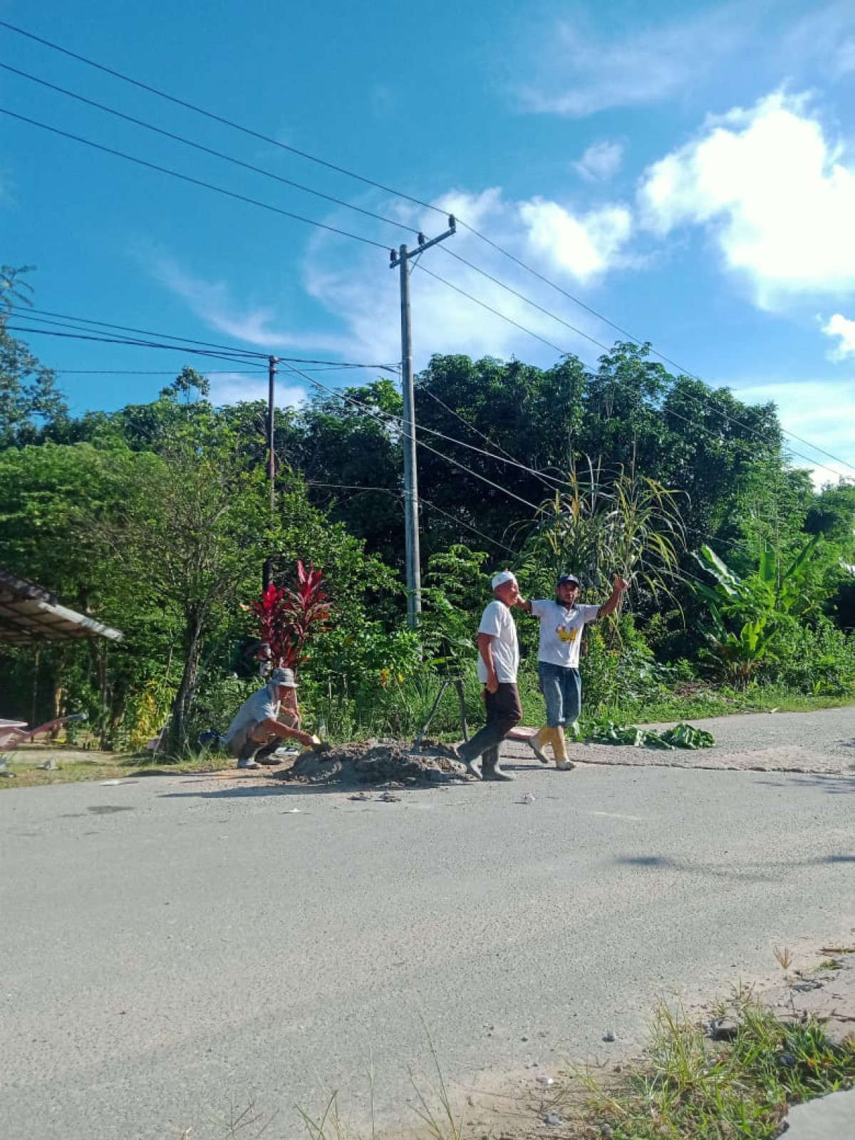 Gotong royong tambal jalanan rusak
