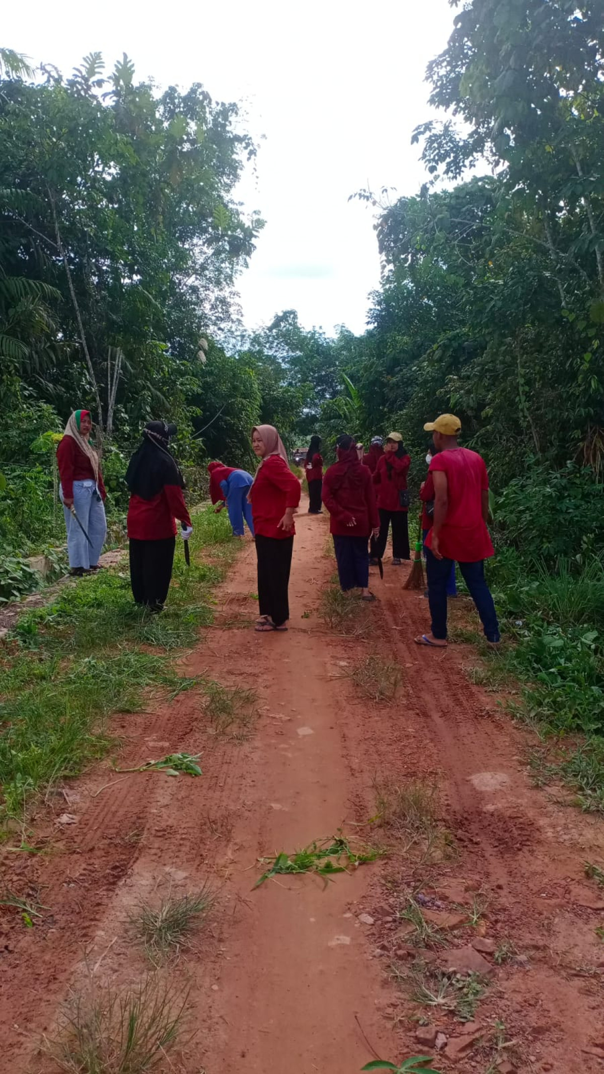 Gotong royong nyapu jalanan pon-pes