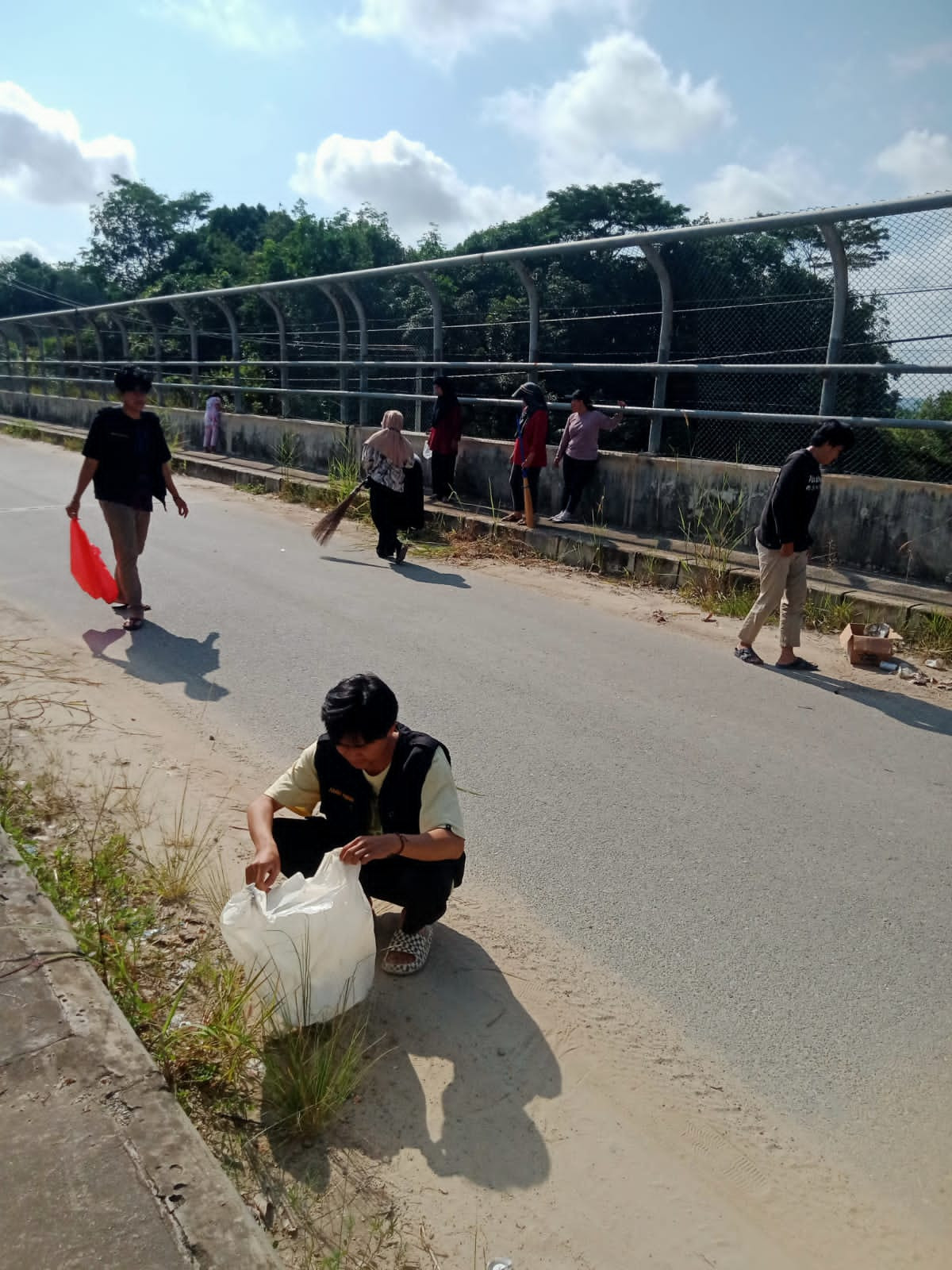 Membersihkan jalan di RT 07