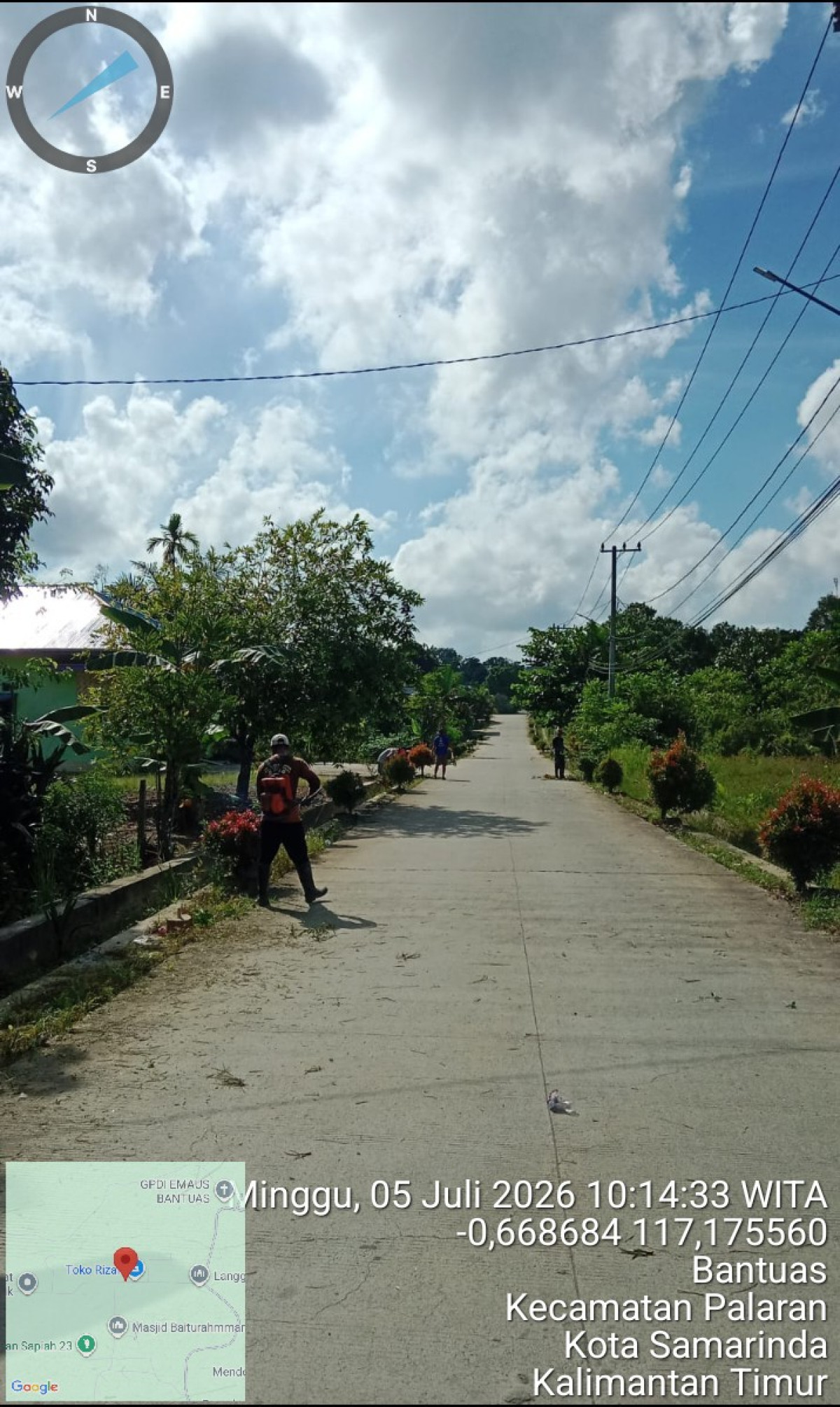 Pembersihan rumput pinggir jalan
