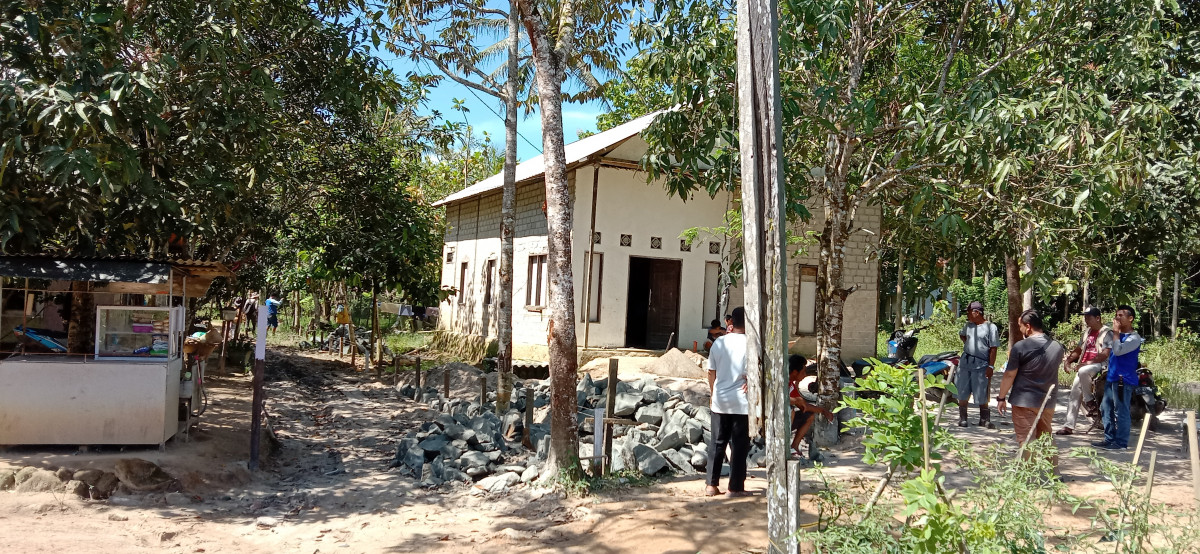 pemebrsihan rumput di jalan rt 08