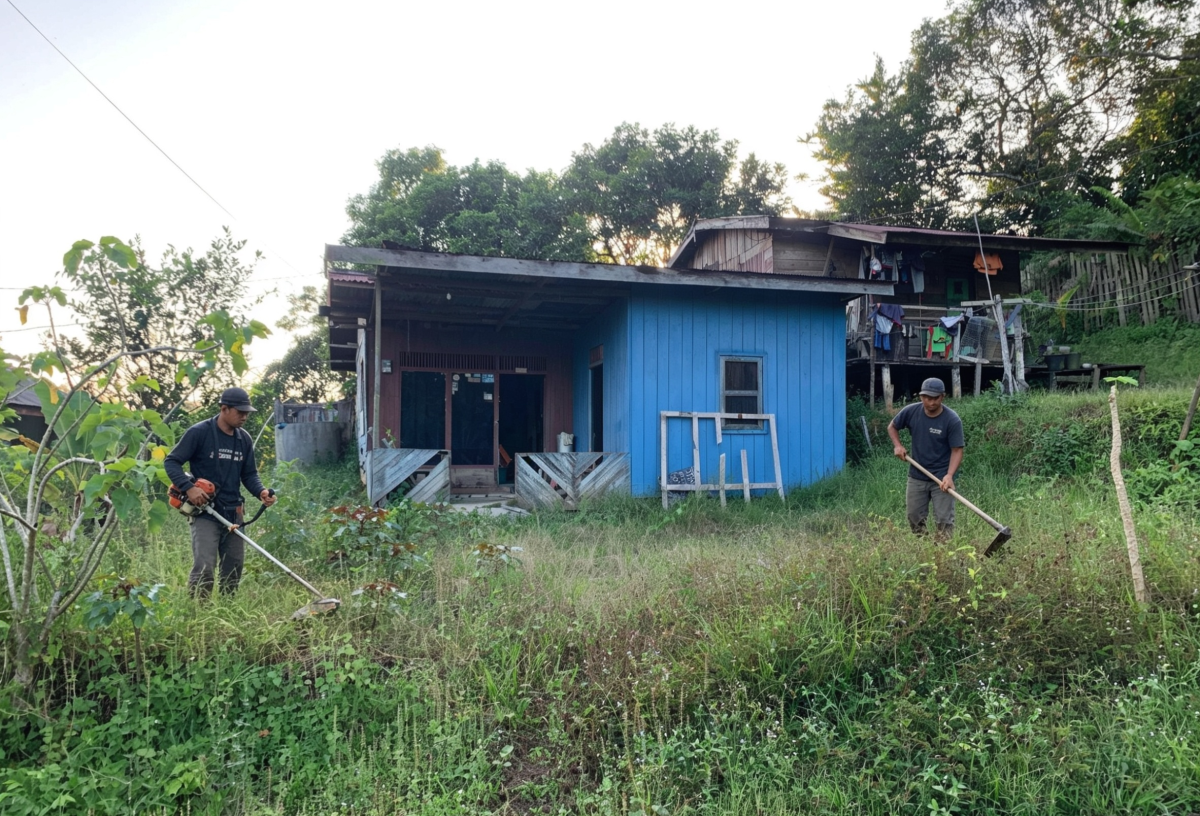 Pembersihan rumput di sekitar lingkungan rumah warga