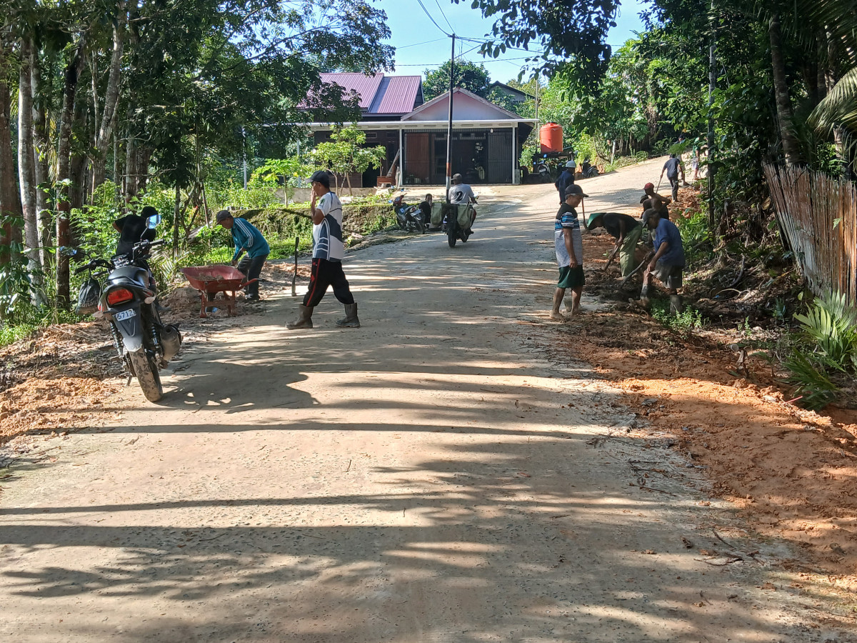 GOTONG ROYONG DI JLN. SRIKANDI RT 10