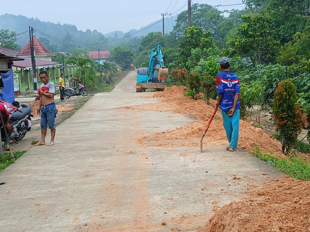 Gotong Royong Pengurugan Berem Jln. Srikandi RT 10