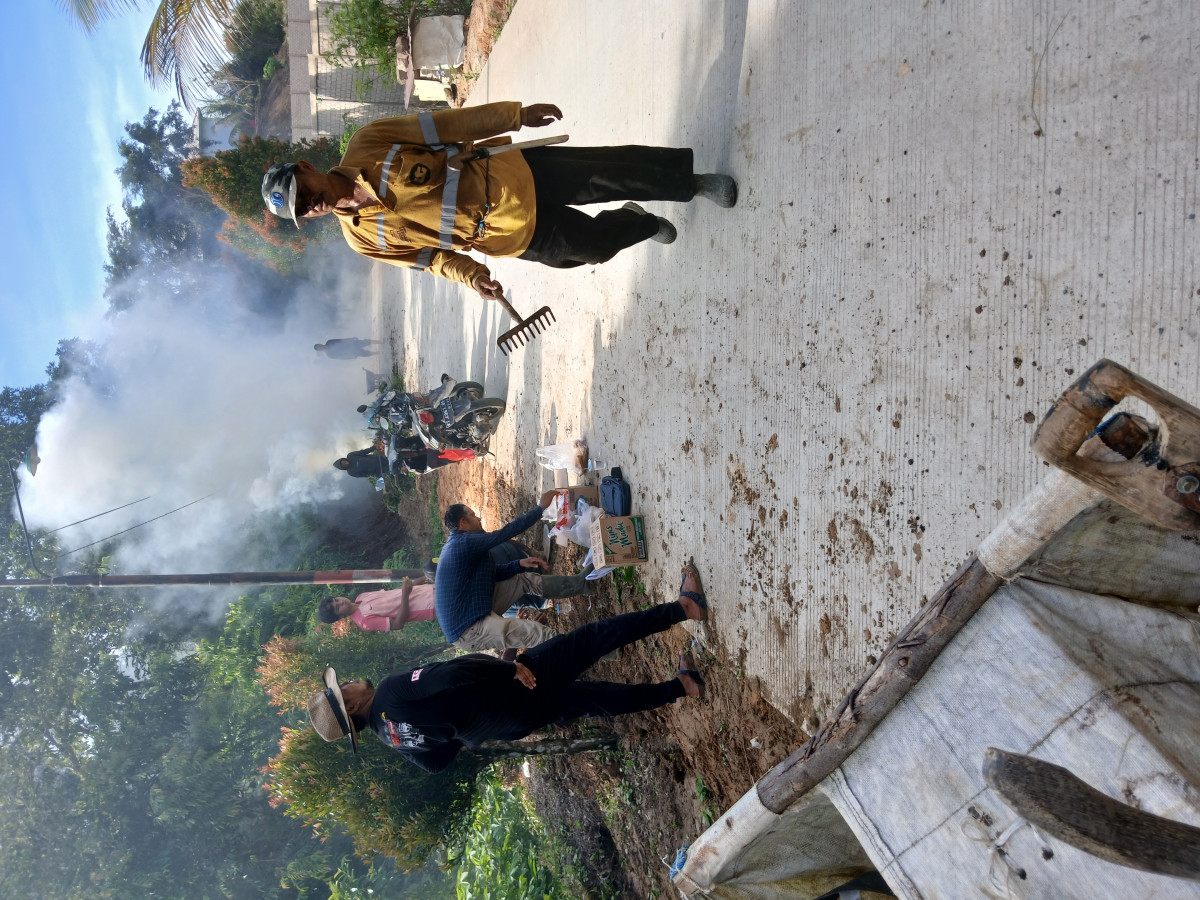 GOTONG ROYONG DI JALAN SRIKANDI RT 10