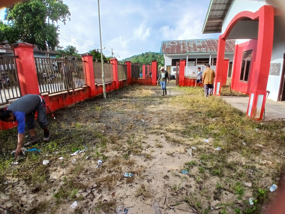 GOTONG ROYONG DI GEDUNG TK TUNAS JAYA DAN POSYANDU LANSIA