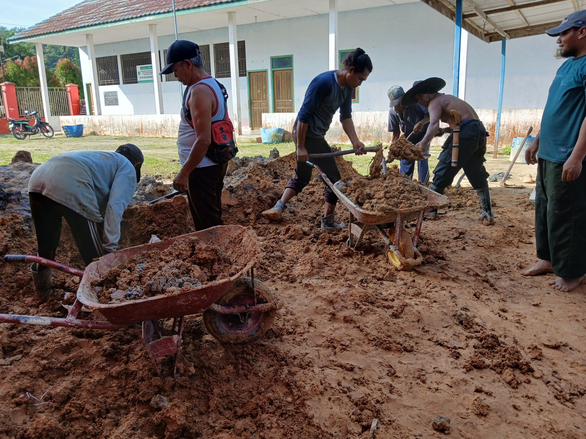 KERJA BAKTI MERTAKAN TANAH URUG HALAMAN TK TUNAS JAYA