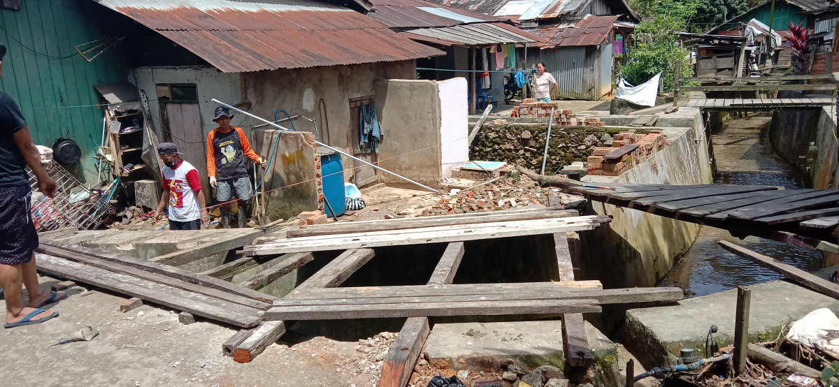 Pemebrsihan Jalan Srikandi