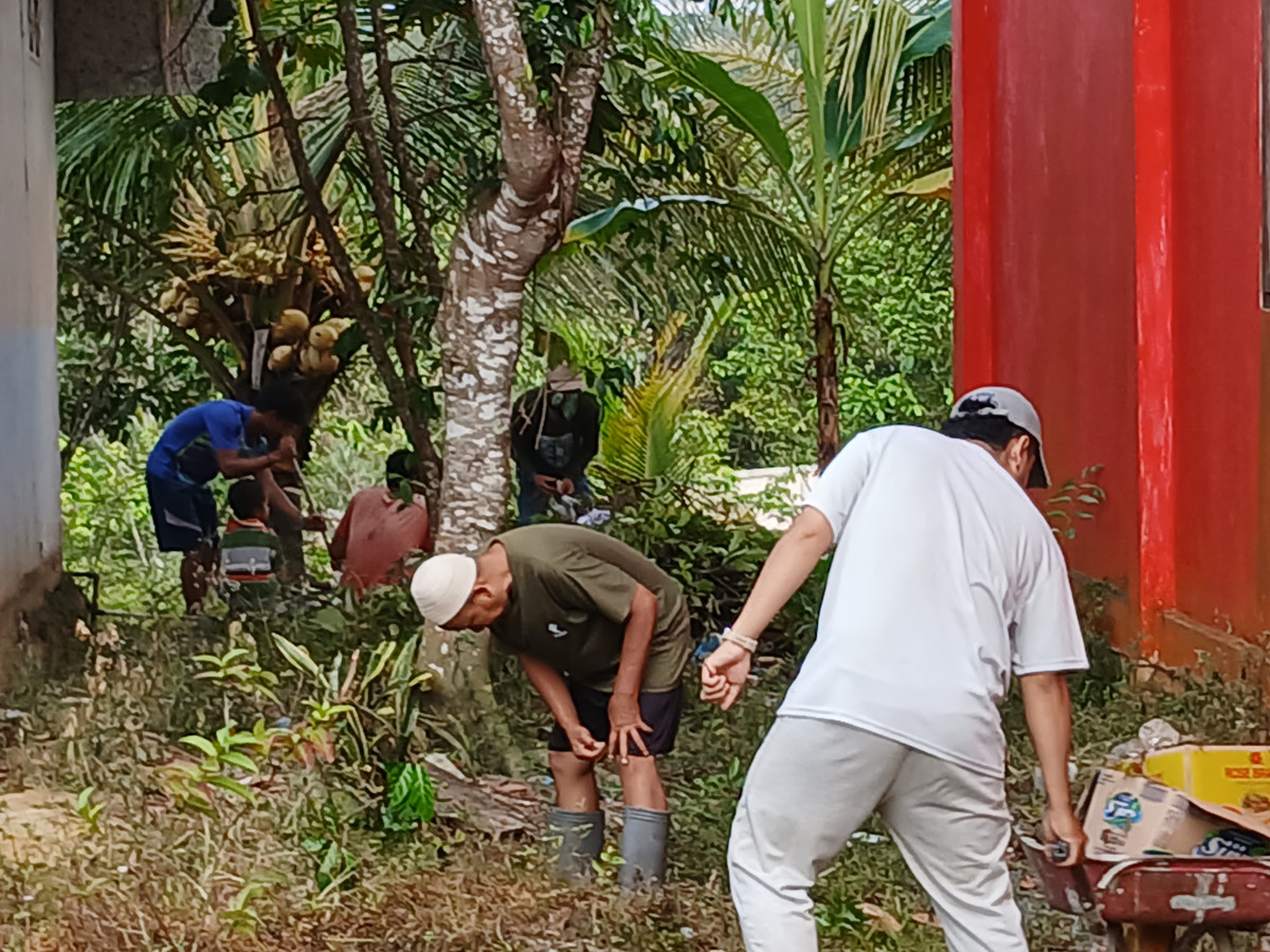 PEMBERSIHAN LINGKUNGAN PERGEDUNGAAN TK TUNAS JAYA/TPA BAITURRAHMAN RT 10