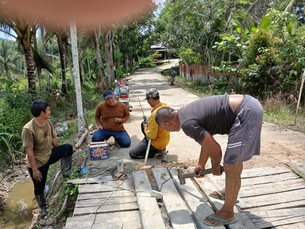 Gotong Royong Perbaikan Jembatan Di Jln Srikandi RT 10