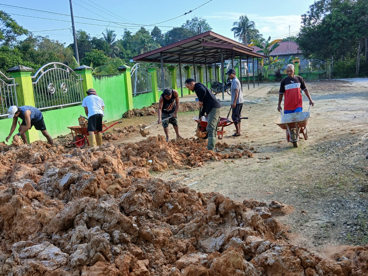KERJA BAKTI DI MASJID BAITURRAHMAN RT 10
