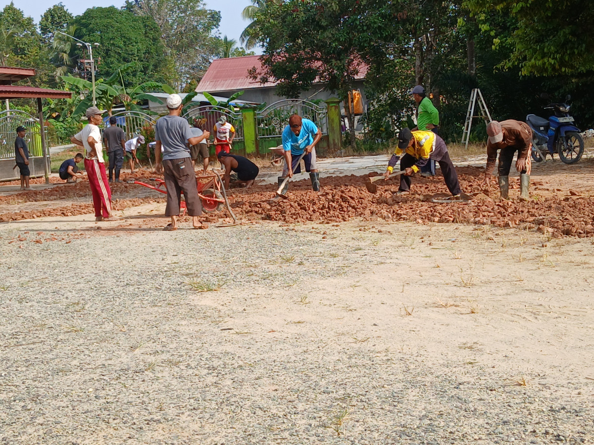 gotong royong di masjid Baiturrahman RT 10