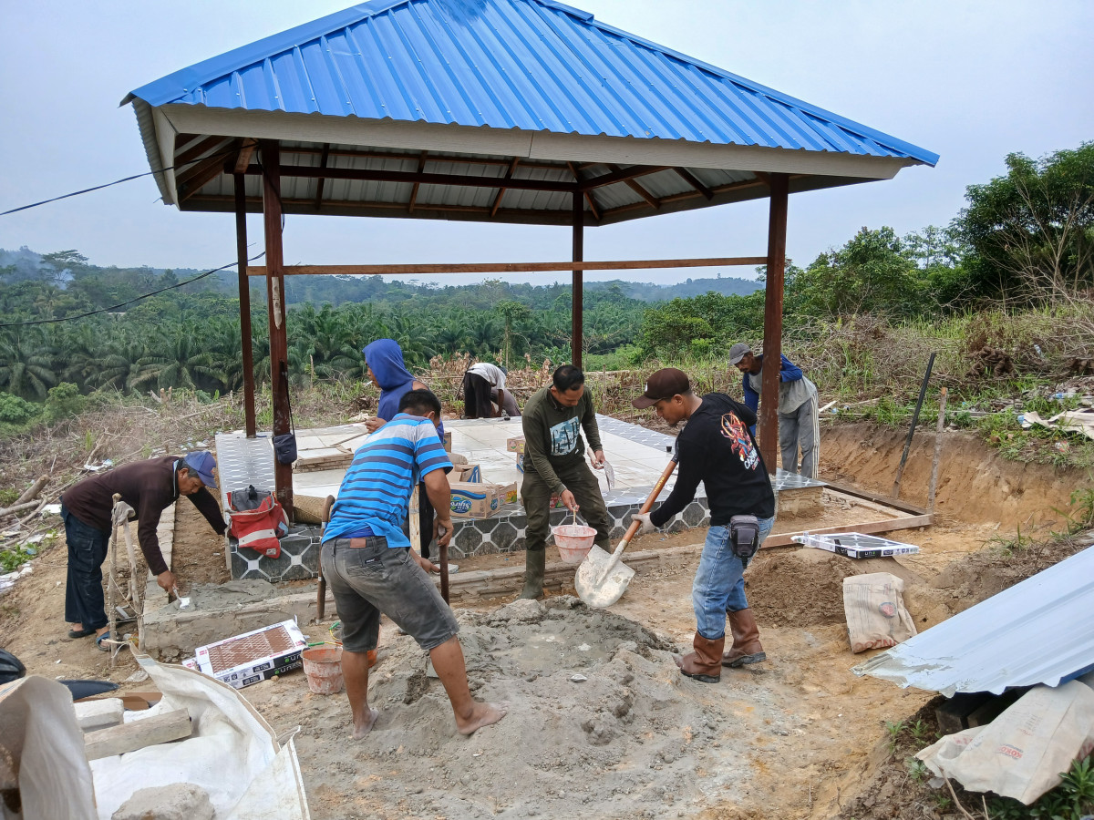 gotong royong di pemakaman umum RT 11