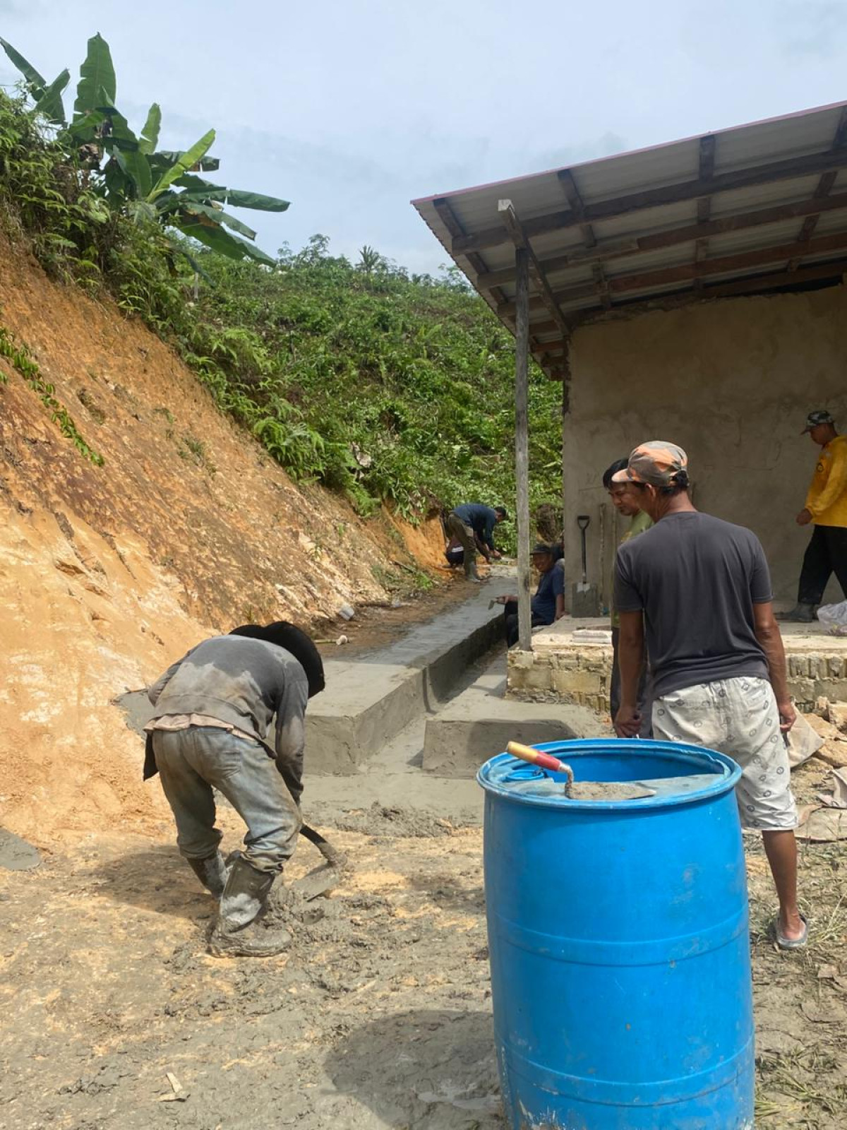 MEMPERBAIKI PODASI GUDANG PKU AL IKHLAS