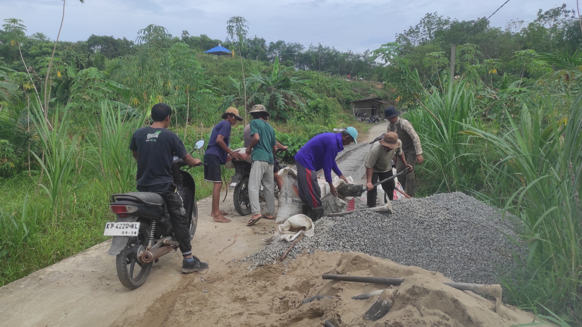 Pemindahan material koral dan pasir