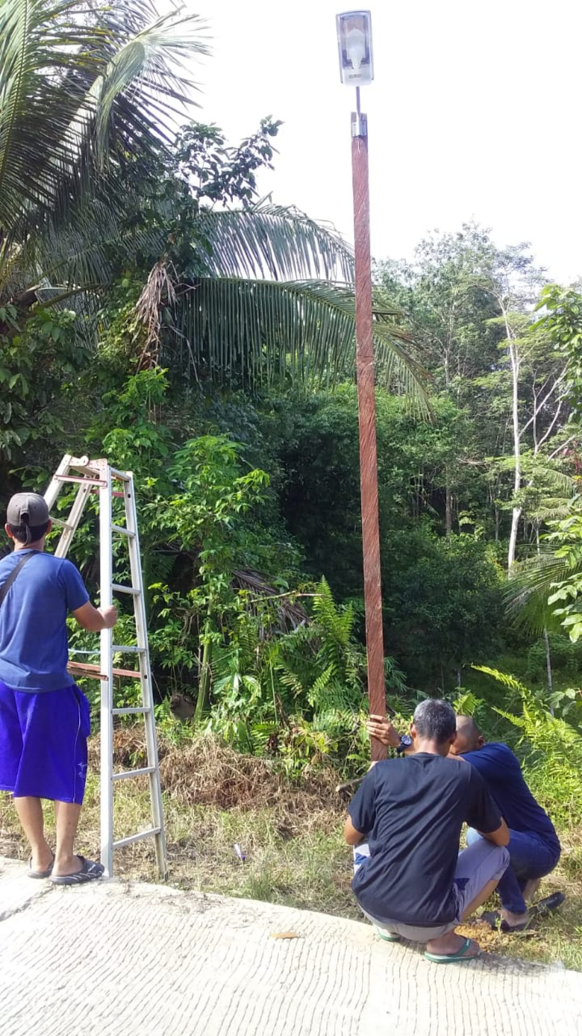 Pemasangan lampu jalan