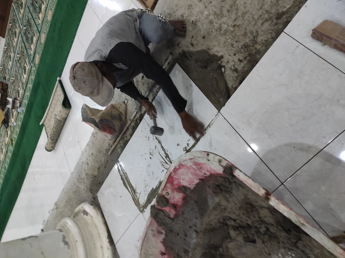 Pemasangan keramik Masjid nurul Iman