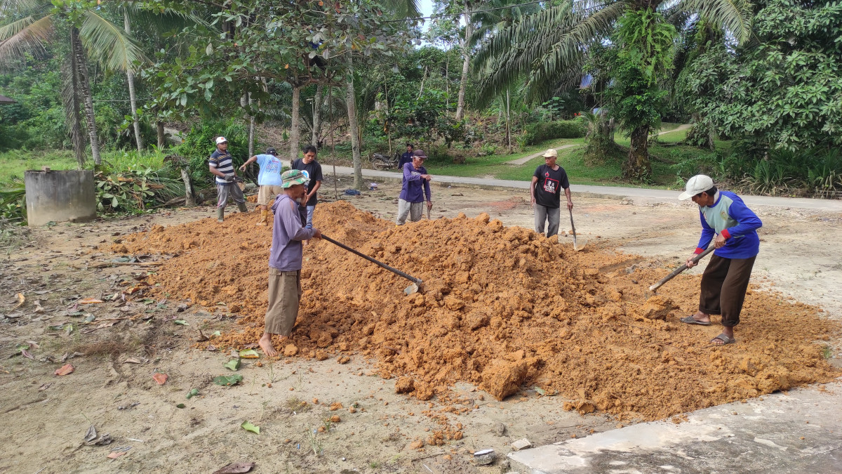 Pengurukan halaman Masjid Nurul Iman RT 11