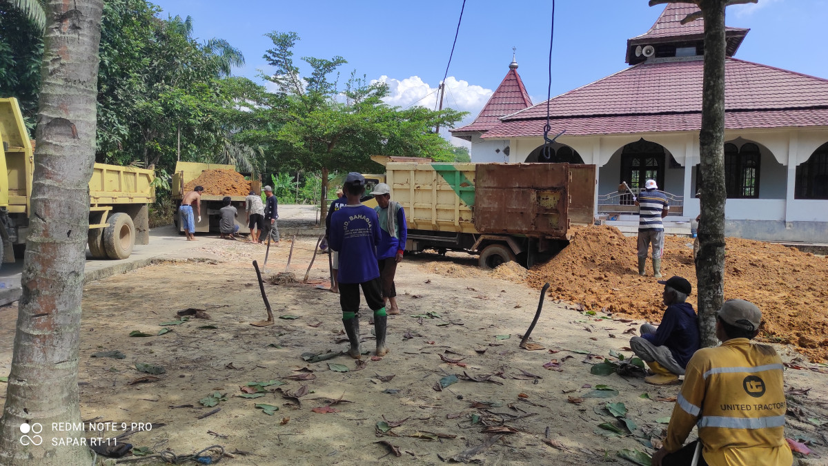 Pengurukan halaman Masjid Nurul Iman RT 11 (2)
