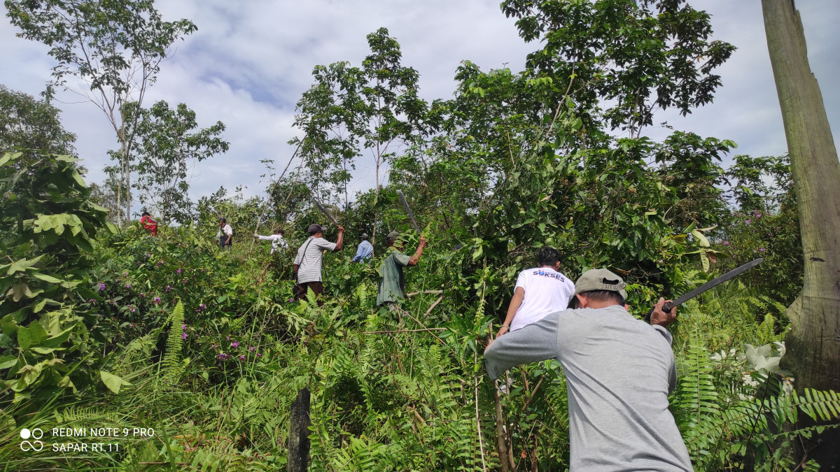 Pembersihan area lahan pemakaman umum RT 11