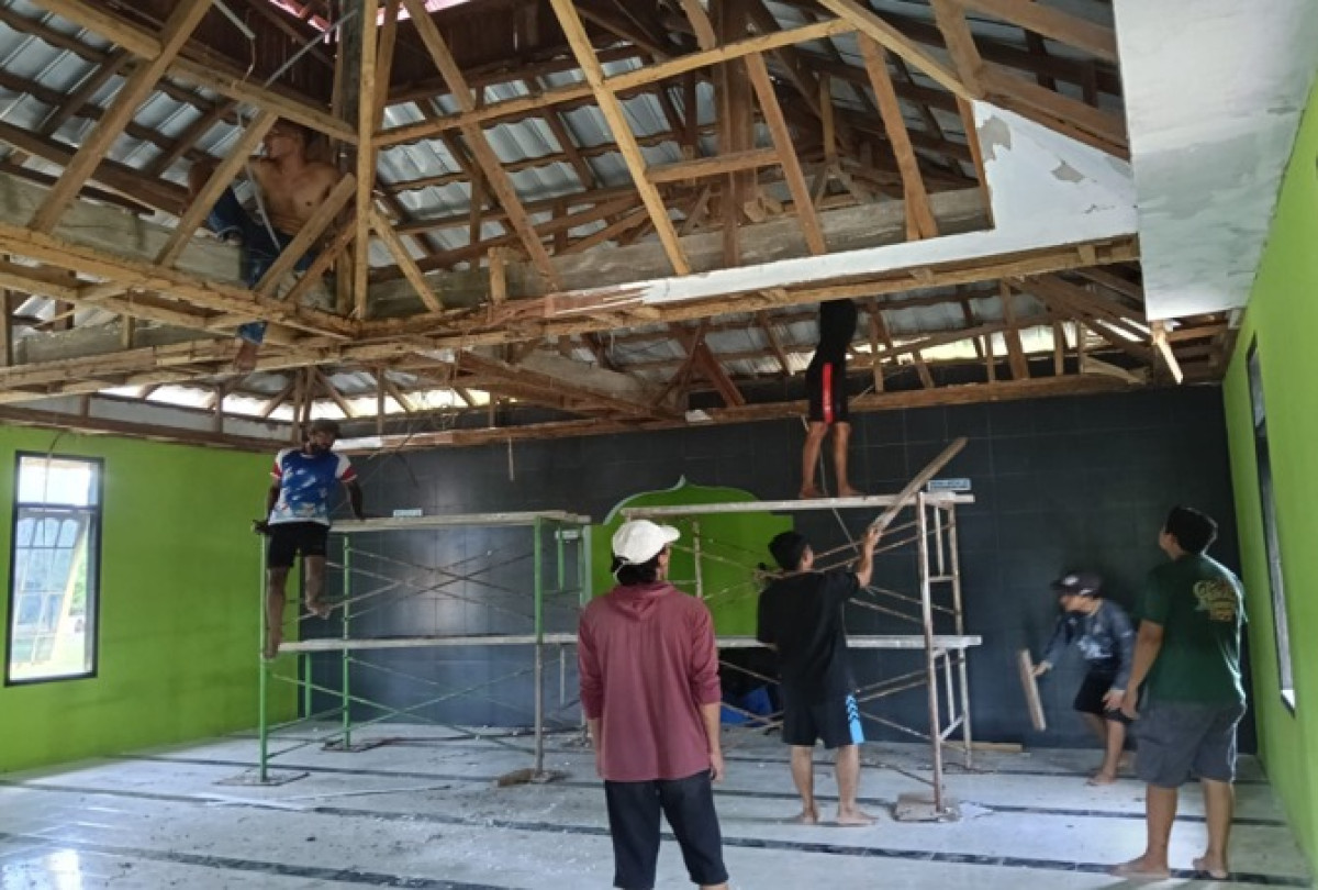 Perbaikan plapon mushola