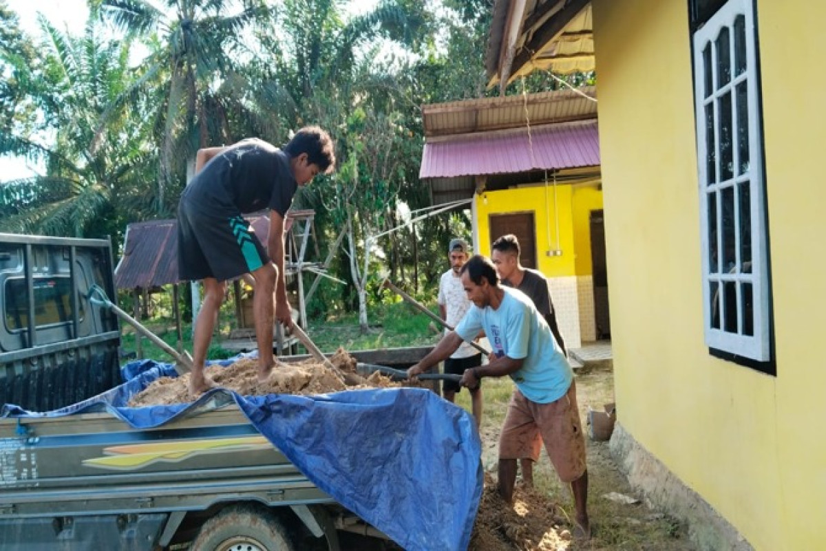 Gotong royong lansir material untuk masjid