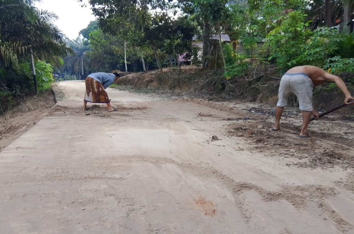 Pembersihan lumpur di Jl Sulawesi