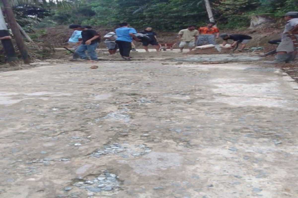 Pembersihan lumpur di jalan Sulawesi