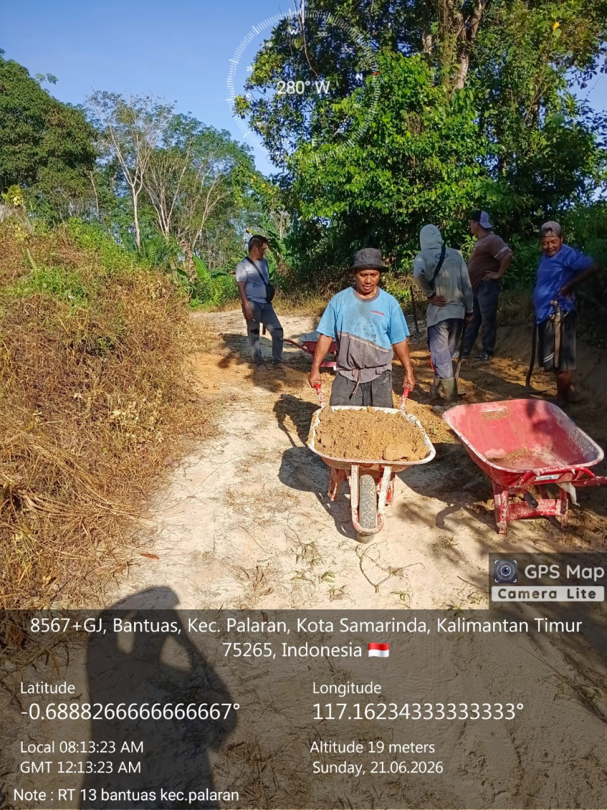 Pembersihan lumpur pinggir jalan Sulawesi