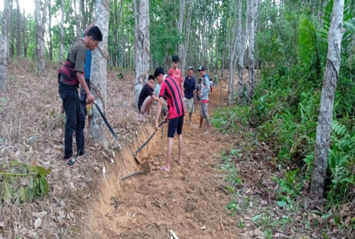Perbaikan jalan menuju lahan pertanian