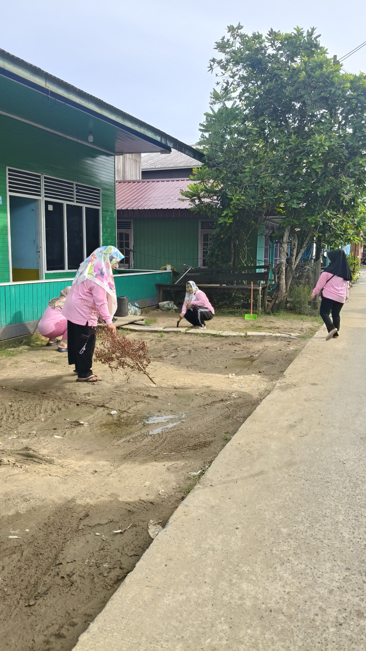 Gotong royong warga setelah lebaran