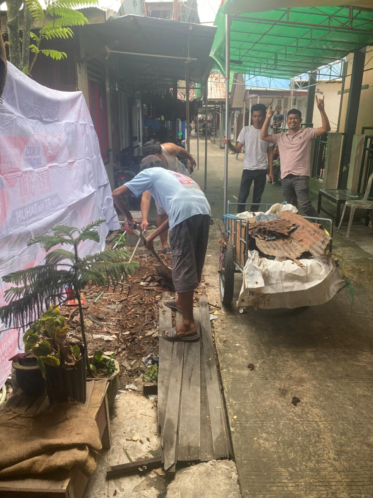 Kerja bakti bersih2 bersih dalam gang