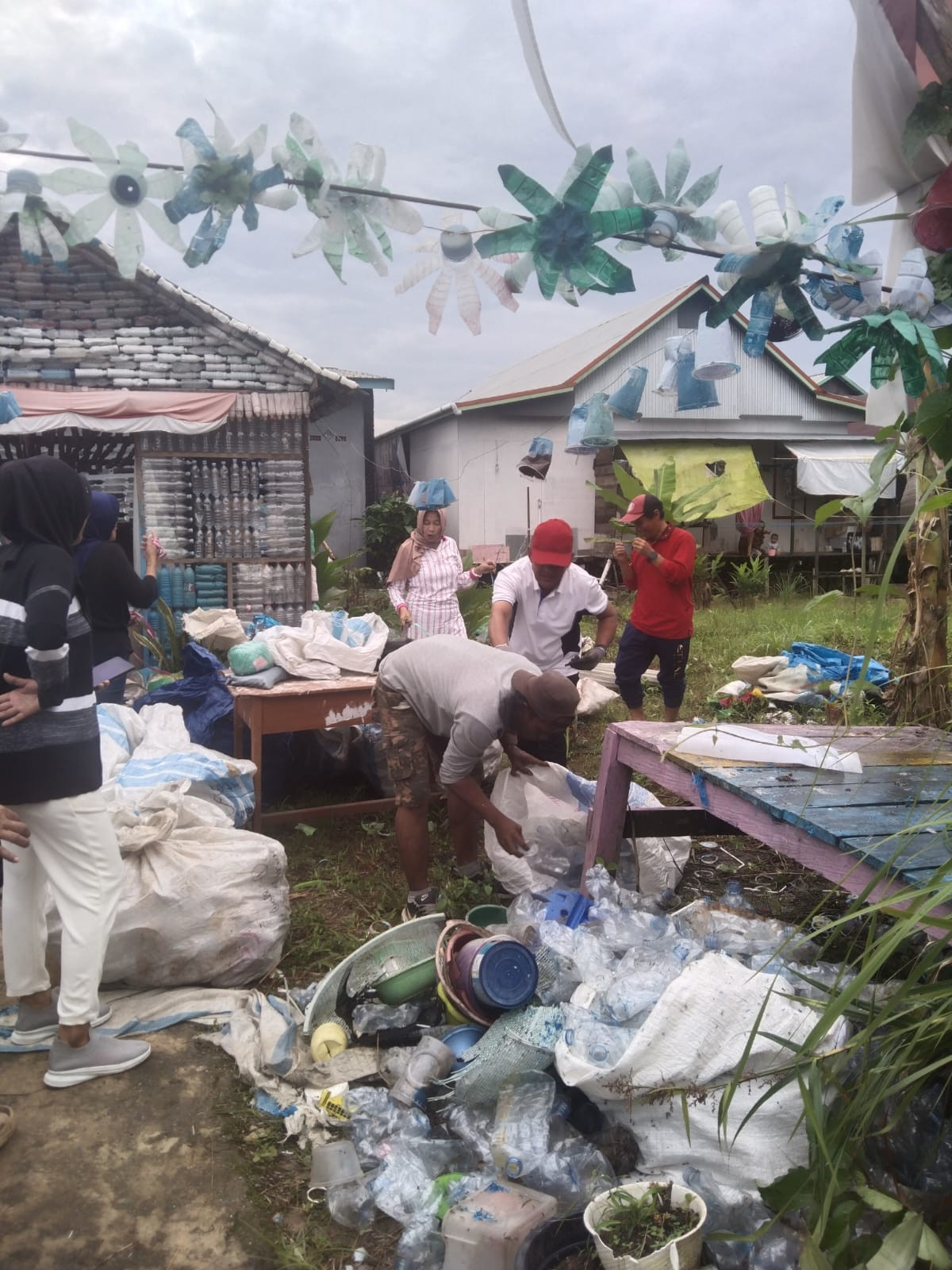 Gotong royong pembersihan lingkungan Bank Sampah