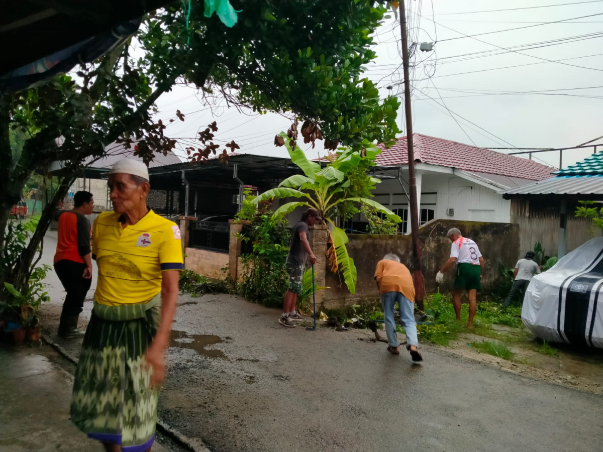 Gotong royong di gang Karya Putra