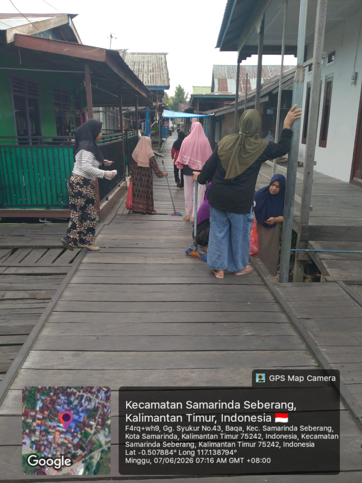 Gotong Royong di Gang Syukur