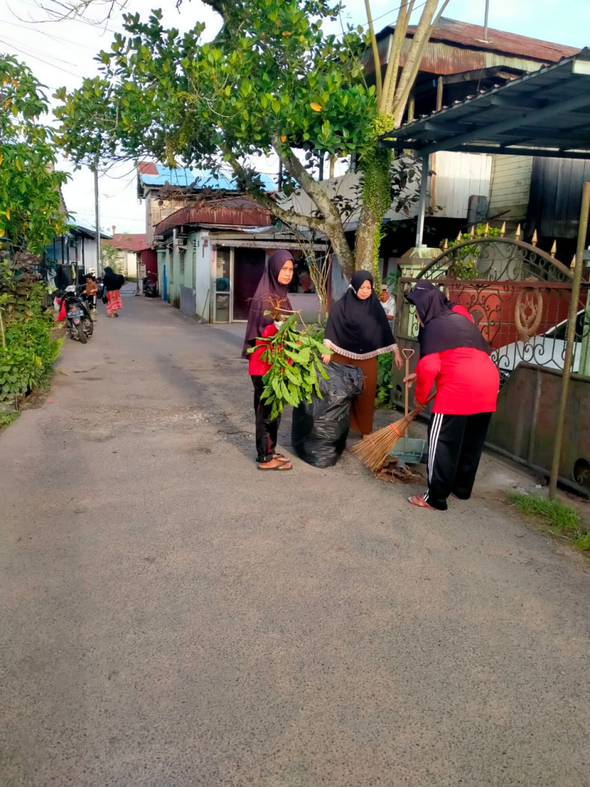 Gotong Royong di Gang Karya Putra