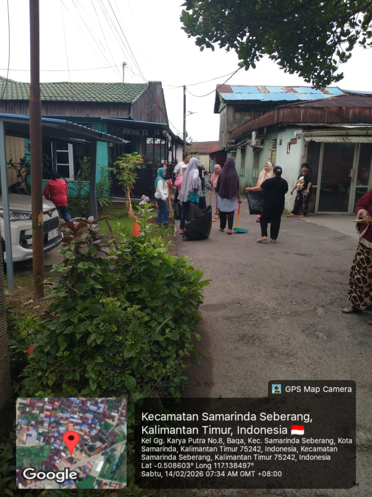 Gotong Royong di Gang Karya Putra