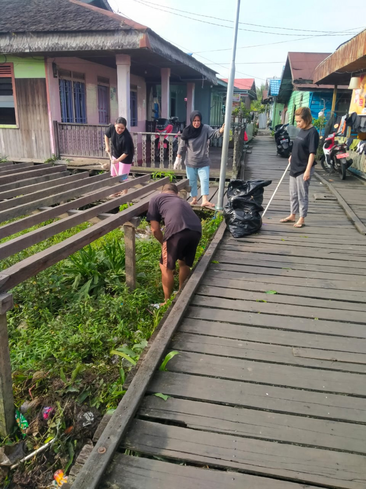 Gotong royong di gang damai