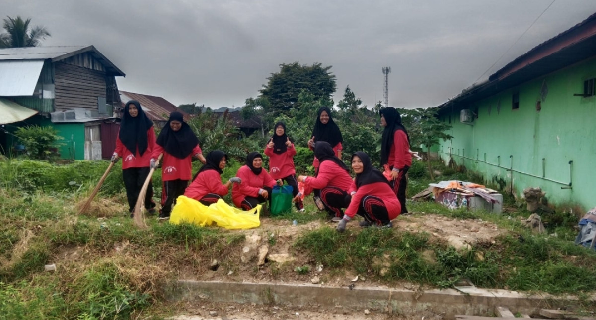 Gotong royong Dasawisma di gang bakti