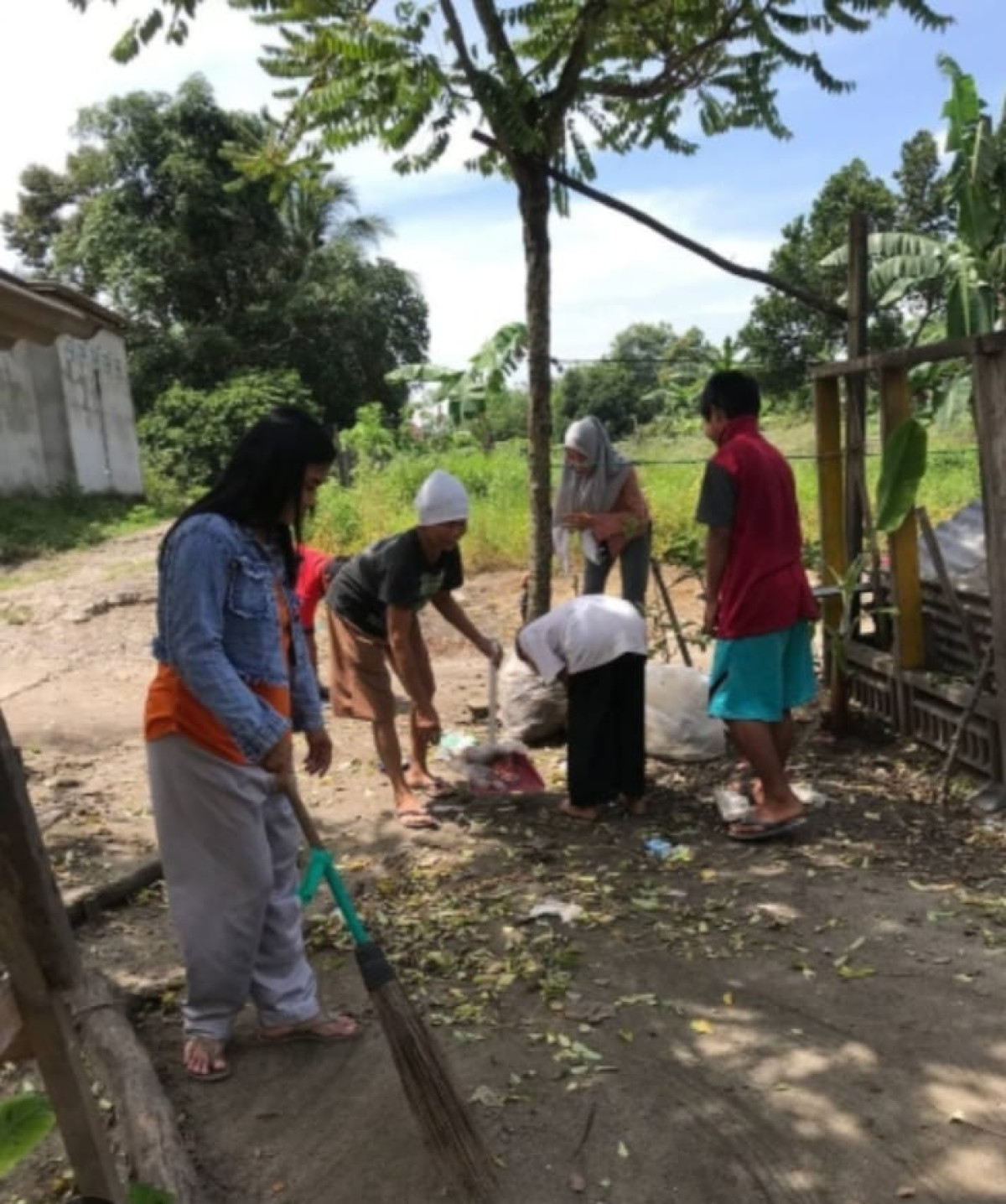 Gotong royong di lingkungan RT 06