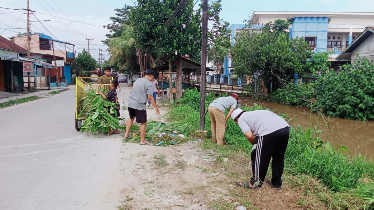 Gotong royong dasawisma di gang bakti