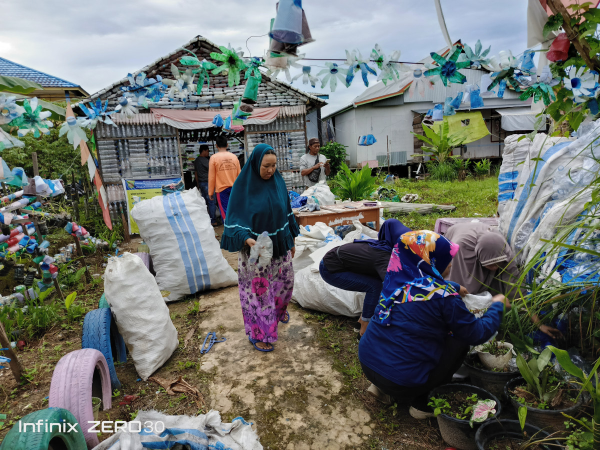 Pembersihan lingkungan bank sampah