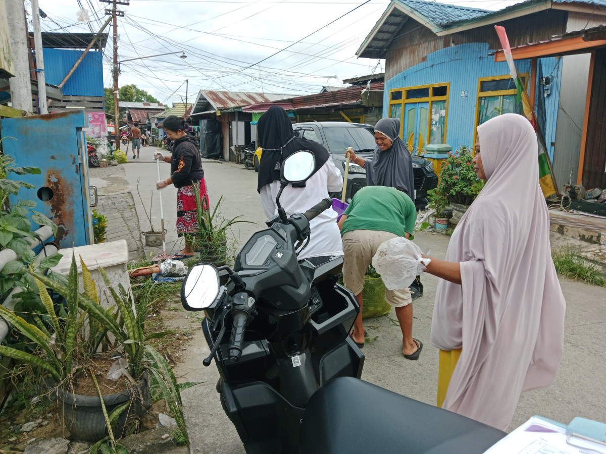 Kegiatan kerja bakti di gang syukur