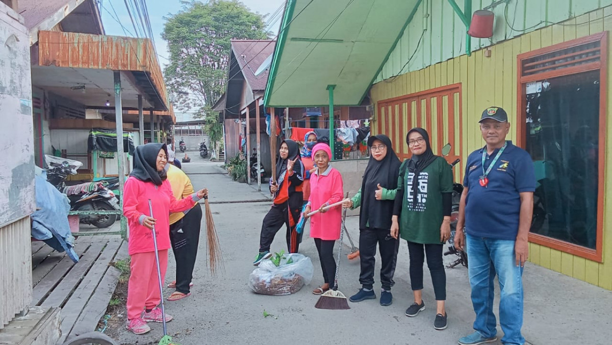 Gotong royong warga bersama dasawisma