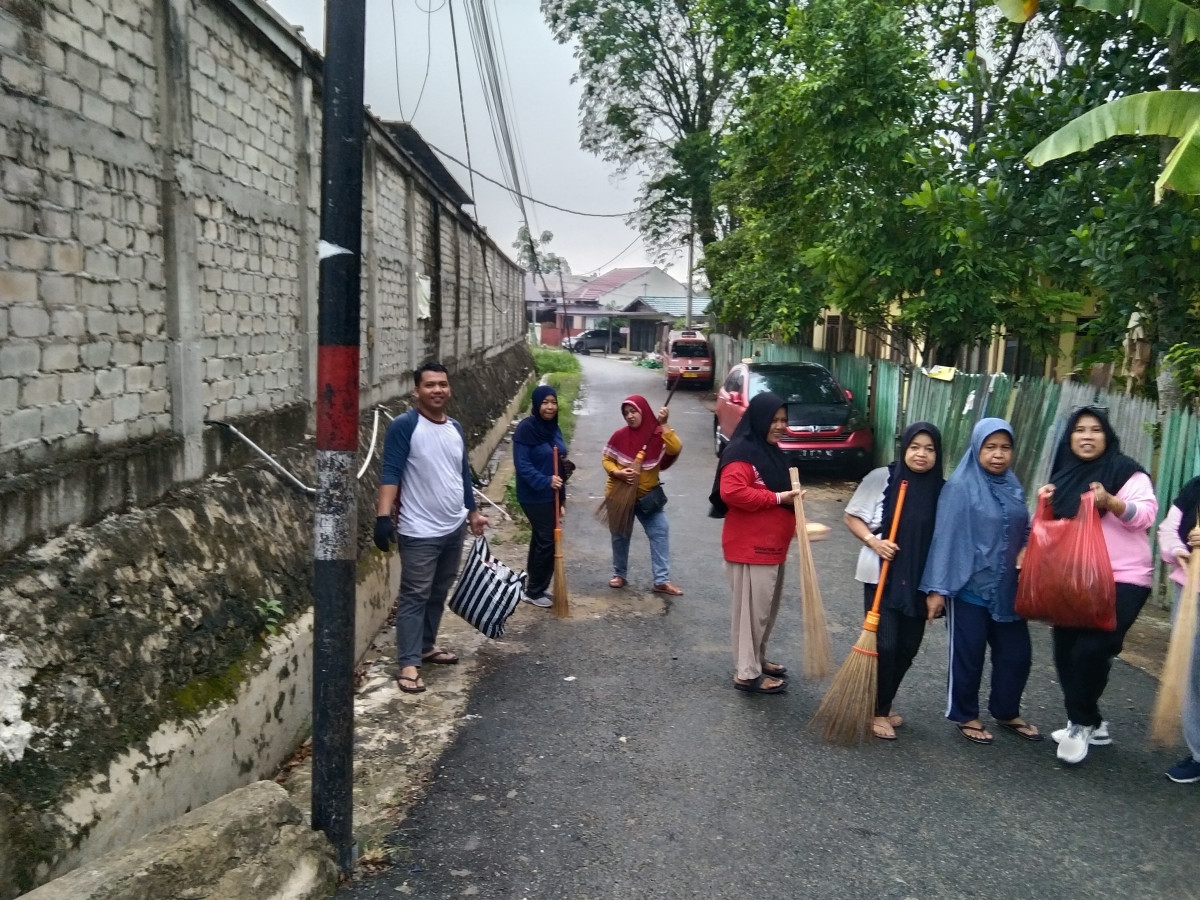 Gotong royong jalan bung Tomo RT 7
